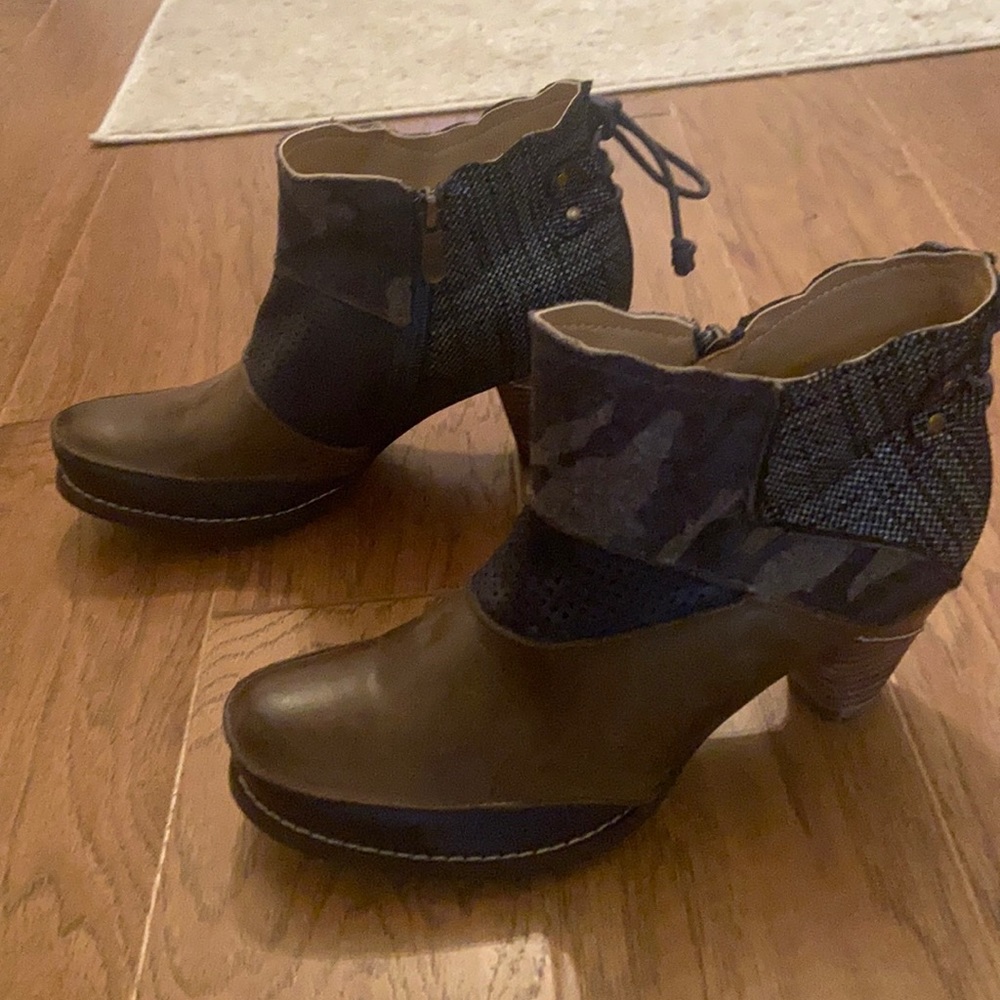 Navy blue with camo detail booties
